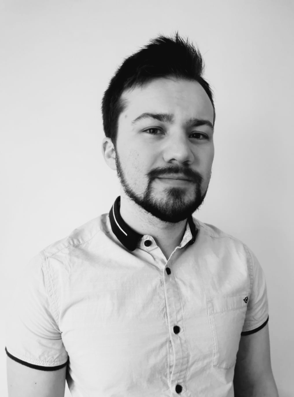 Thomas Carpentier, sophrologue professionnel, portrait en noir et blanc inspirant confiance et sérénité
